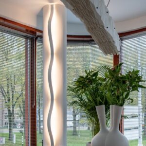 ARRAY muurlamp Sine Light wit gepoedercoat op een wand in een woning