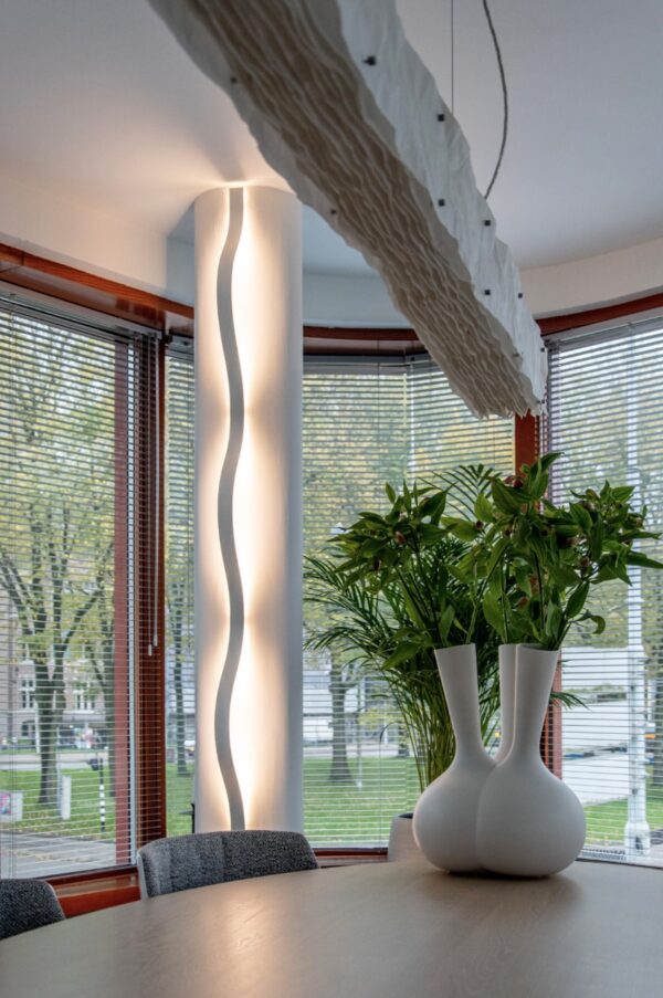 ARRAY muurlamp Sine Light wit gepoedercoat op een wand in een woning