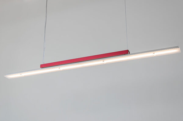 Array Level Light by Leo Krol: rood bovendeel, zilverkleurig armatuur. onderkant van de lamp