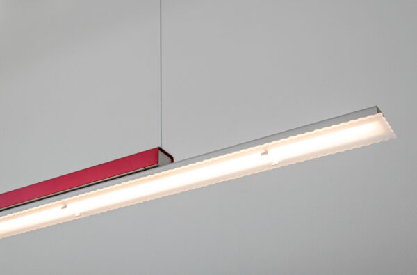 Gegolfd diffuser Array Level Light by Leo Krol: rood bovendeel, zilverkleurig armatuur.