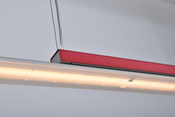 Rechte diffuser Array Level Light by Leo Krol: rood bovendeel, zilverkleurig armatuur.