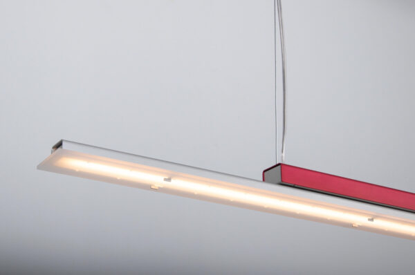 Array Level Light by Leo Krol: rood bovendeel, zilverkleurig armatuur. led verlichting