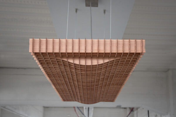 lamp gemaakt van Larikshout door David Derksen, de Grid Light Hanglamp