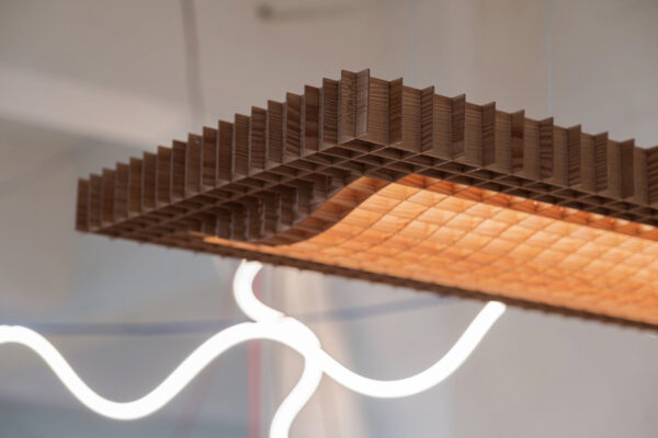 lamp gemaakt van Larikshout door David Derksen, de Grid Light Hanglamp met led verlichting