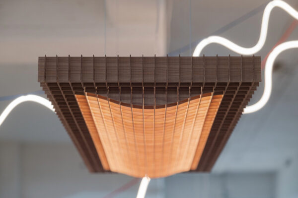 lamp gemaakt van Larikshout door David Derksen, de Grid Light Pendant van ARRAY