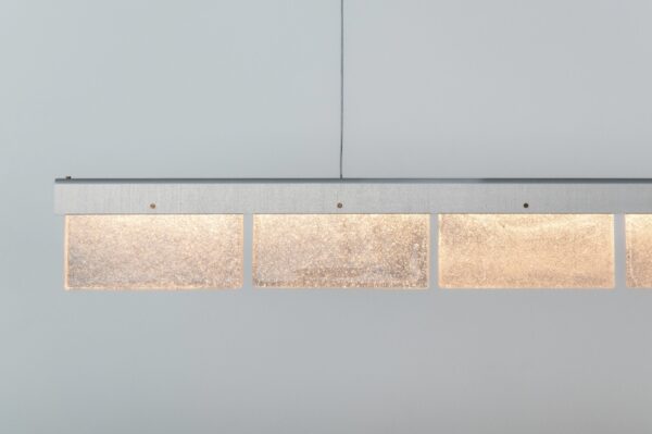 Zilverkleurige hanglamp ARRAY Slab Light Long by Leo Krol geproduceerd door David Derksen.