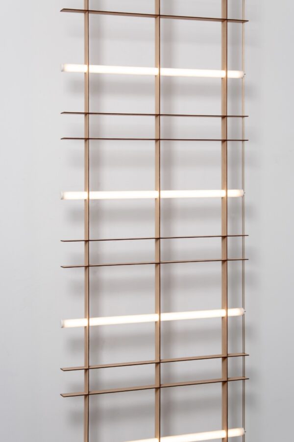 Roomdivider van ARRAY Lighting de Grid Light Screen aan een wand zijaanzicht