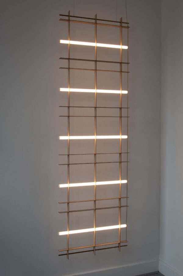 Roomdivider van ARRAY Lighting de Grid Light Screen aan een wand in kamer met weinig daglicht