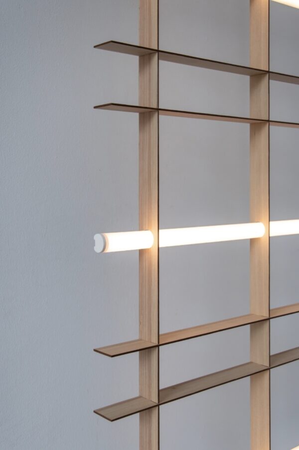 Close-up van de LED buis in de Roomdivider van ARRAY Lighting de Grid Light Screen aan een wand