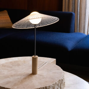 Schemerlamp Tilt Sand van Atelier Robotiq met Fiber kapje kleur Snow op een houten ronde tafel