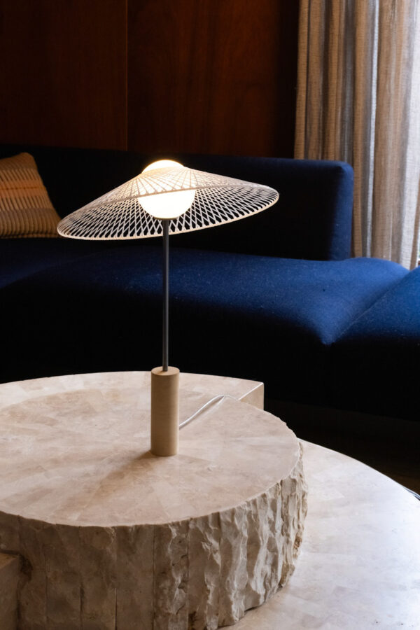 Schemerlamp Tilt Sand van Atelier Robotiq met Fiber kapje kleur Snow op een houten ronde tafel