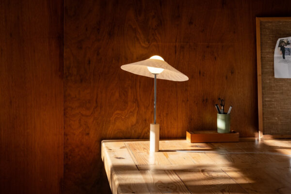 Schemerlamp Tilt Sand van Atelier Robotiq met Fiber kapje een houten tafel