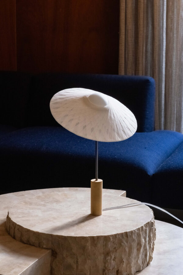 Schemerlamp Tilt Sand van Atelier Robotiq met Snow Tape kapje op een houten tafel