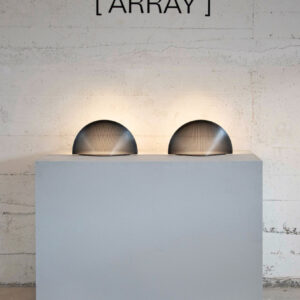 ARRAY Lucid Light lampen op een sokkel met ledverlichting aan