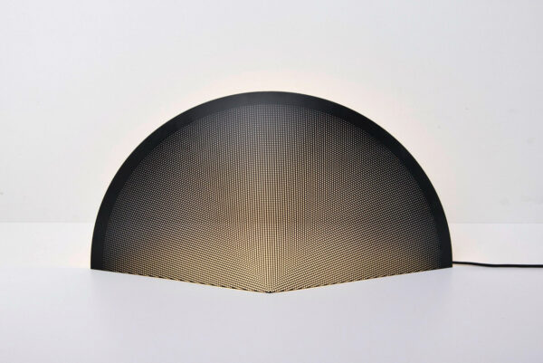 ARRAY Lucid Light lamp op een sokkel met ledverlichting aan