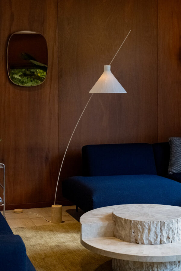 vloerlamp SWAY DUNES van Atelier Robotiq naast een blauwe bank