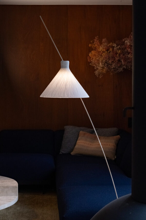 Witte Tape kap van de vloerlamp SWAY DUNES van Atelier Robotiq