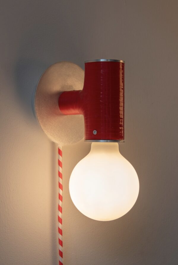 rode wandlamp Turbo Light Wall by David Derksen voor ARRAY in schermer met lamp aan